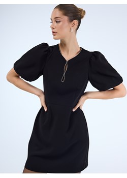 Mohito - Sukienka mini z bufiastymi rękawami - czarny - id: 004HV-99X - marki Mohito - 187291893 Mohito - Sukienka mini z bufiastymi rękawami - czarny ze sklepu Mohito w kategorii Sukienki - zdjęcie 187291893