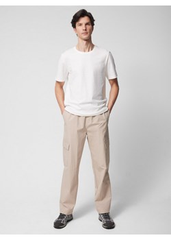 Męskie spodnie tkaninowe cargo Outhorn OTHWSS24TTROM637 - beżowe ze sklepu Sportstylestory.com w kategorii Spodnie męskie - zdjęcie 187293462