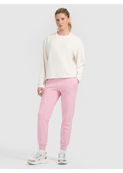 Damskie spodnie dresowe joggery 4F 4FWMM00TTROF0945 - różowe ze sklepu Sportstylestory.com w kategorii Spodnie damskie - zdjęcie 187293603