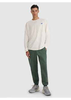 Męskie spodnie dresowe joggery 4F 4FWAW25TTROM1252 - khaki ze sklepu Sportstylestory.com w kategorii Spodnie męskie - zdjęcie 187293630