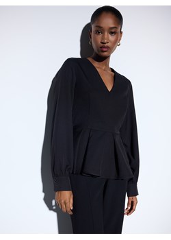 Mohito - Bluzka z falbaną - czarny - id: 758IE-99X - marki Mohito - 187293872 Mohito - Bluzka z falbaną - czarny ze sklepu Mohito w kategorii Bluzki damskie - zdjęcie 187293872