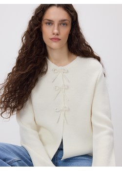 Reserved - Kardigan z kokardkami - kremowy - id: 233GV-02X - marki Reserved - 187294182 Reserved - Kardigan z kokardkami - kremowy ze sklepu Reserved w kategorii Swetry damskie - zdjęcie 187294182