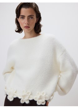 Reserved - Sweter z kwiatową aplikacją - złamana biel - id: 279HI-01X - marki Reserved - 187294243 Reserved - Sweter z kwiatową aplikacją - złamana biel ze sklepu Reserved w kategorii Swetry damskie - zdjęcie 187294243