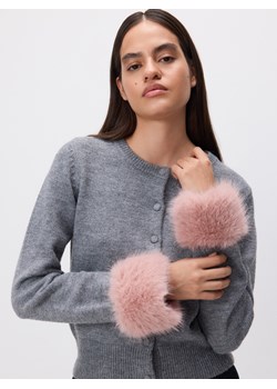 Reserved - Kardigan z futrzanymi mankietami - szary - id: 586FW-85M - marki Reserved - 187294432 Reserved - Kardigan z futrzanymi mankietami - szary ze sklepu Reserved w kategorii Swetry damskie - zdjęcie 187294432