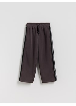 Reserved - Dresowe spodnie z lampasami - ciemnobrązowy ze sklepu Reserved w kategorii Spodnie chłopięce - zdjęcie 187295644