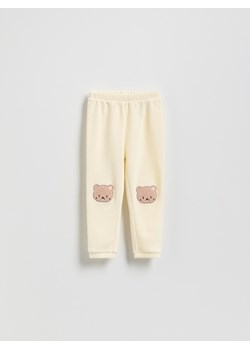 Reserved - Spodnie z naszywką - złamana biel - id: 510GX-01X - marki Reserved - 187296041 Reserved - Spodnie z naszywką - złamana biel ze sklepu Reserved w kategorii Spodnie dziewczęce - zdjęcie 187296041