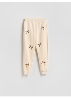 Reserved - Spodnie dresowe z aplikacjami - złamana biel ze sklepu Reserved w kategorii Spodnie damskie - zdjęcie 187296154