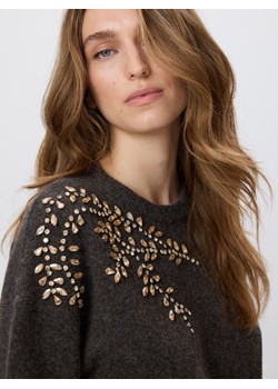 Reserved - Sweter z ozdobnymi aplikacjami - ciemnobrązowy - id: 660HO-89M - marki Reserved - 187296193 Reserved - Sweter z ozdobnymi aplikacjami - ciemnobrązowy ze sklepu Reserved w kategorii Swetry damskie - zdjęcie 187296193