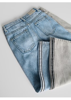 Reserved - Jeansy wide leg z lampasami - jasnoszary - id: 723CV-09J - marki Reserved - 187296313 Reserved - Jeansy wide leg z lampasami - jasnoszary ze sklepu Reserved w kategorii Spodnie dziewczęce - zdjęcie 187296313