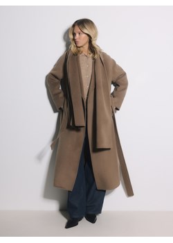 Reserved - Płaszcz handmade z odpinanym szalem - beżowy - id: 744HD-80X - marki Reserved - 187296353 Reserved - Płaszcz handmade z odpinanym szalem - beżowy ze sklepu Reserved w kategorii Płaszcze damskie - zdjęcie 187296353