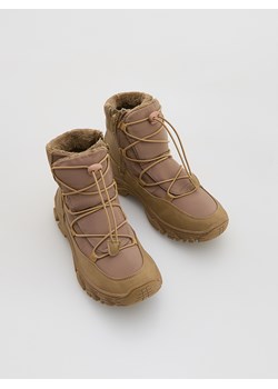 Reserved - Ocieplane śniegowce z wiązaniem - brązowy ze sklepu Reserved w kategorii Buty zimowe dziecięce - zdjęcie 187296471