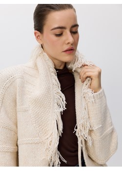 Reserved - Kardigan z frędzlami - kremowy - id: 243GV-02M - marki Reserved - 187299430 Reserved - Kardigan z frędzlami - kremowy ze sklepu Reserved w kategorii Swetry damskie - zdjęcie 187299430