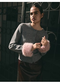 Reserved - Kardigan z futrzanymi mankietami - szary - id: 586FW-85M - marki Reserved - 187299484 Reserved - Kardigan z futrzanymi mankietami - szary ze sklepu Reserved w kategorii Swetry damskie - zdjęcie 187299484