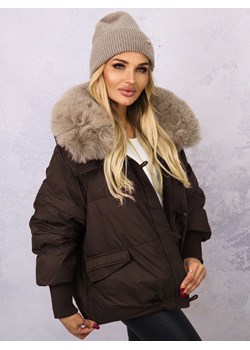 KURTKA ZIMOWA Z FUTERKIEM ZAPINANA NA ZAMEK I GUZIKI- CZEKOLADOWA ze sklepu olika.com.pl w kategorii Kurtki damskie - zdjęcie 187300643