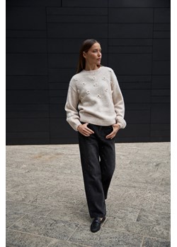 Sweter z aplikacją beżowy - id: 32308 - marki Moodo.pl - 187301731 Sweter z aplikacją beżowy ze sklepu Moodo.pl w kategorii Swetry damskie - zdjęcie 187301731