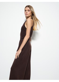 Mohito - Czekoladowy kombinezon - ciemnobrązowy - id: 059DI-89X - marki Mohito - 187304094 Mohito - Czekoladowy kombinezon - ciemnobrązowy ze sklepu Mohito w kategorii Kombinezony damskie - zdjęcie 187304094
