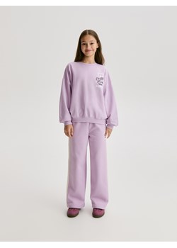 Reserved - Bawełniana bluza z nadrukiem - lawendowy - id: 508EG-04X - marki Reserved - 187304643 Reserved - Bawełniana bluza z nadrukiem - lawendowy ze sklepu Reserved w kategorii Bluzy dziewczęce - zdjęcie 187304643