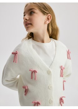 Reserved - Kardigan z kokardkami - złamana biel - id: 815FH-01X - marki Reserved - 187304780 Reserved - Kardigan z kokardkami - złamana biel ze sklepu Reserved w kategorii Swetry dziewczęce - zdjęcie 187304780