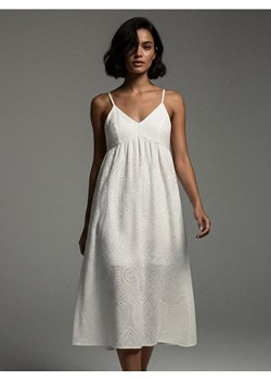 Sinsay - Ażurowa sukienka maxi na ramiączkach z bawełny - biały - id: 563DA-00X - marki Sinsay - 187306064 Sinsay - Ażurowa sukienka maxi na ramiączkach z bawełny - biały ze sklepu Sinsay w kategorii Sukienki - zdjęcie 187306064