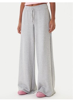 Juicy Couture Spodnie dresowe Annen JCWBJ225320 Szary Wide Leg ze sklepu MODIVO w kategorii Spodnie damskie - zdjęcie 187306282