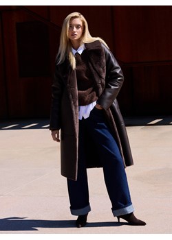 Mohito - Czekoladowy płaszcz z imitacji skóry - ciemnobrązowy - id: 739FH-89X - marki Mohito - 187308133 Mohito - Czekoladowy płaszcz z imitacji skóry - ciemnobrązowy ze sklepu Mohito w kategorii Płaszcze damskie - zdjęcie 187308133