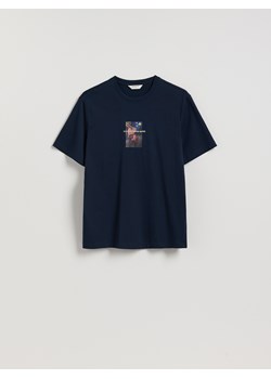 Reserved - T-shirt regular ze świątecznym nadrukiem - granatowy - id: 510EX-59X - marki Reserved - 187308270 Reserved - T-shirt regular ze świątecznym nadrukiem - granatowy ze sklepu Reserved w kategorii T-shirty męskie - zdjęcie 187308270