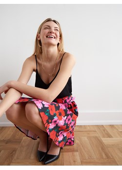 Mohito - Wiskozowy top na ramiączkach - czarny - id: 4431E-99X - marki Mohito - 187311811 Mohito - Wiskozowy top na ramiączkach - czarny ze sklepu Mohito w kategorii Bluzki damskie - zdjęcie 187311811