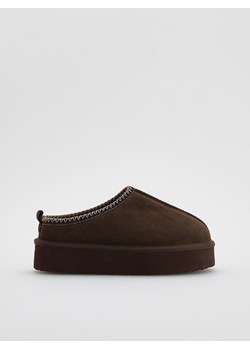 Reserved - Zamszowe chodaki na platformie - ciemnobrązowy - id: 170FF-89X - marki Reserved - 187312064 Reserved - Zamszowe chodaki na platformie - ciemnobrązowy ze sklepu Reserved w kategorii Kapcie damskie - zdjęcie 187312064