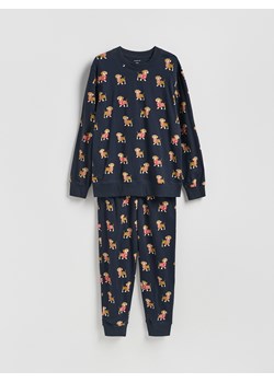 Reserved - Dwuczęściowa piżama ze świątecznym motywem - granatowy - id: 954ER-59X - marki Reserved - 187312691 Reserved - Dwuczęściowa piżama ze świątecznym motywem - granatowy ze sklepu Reserved w kategorii Piżamy męskie - zdjęcie 187312691