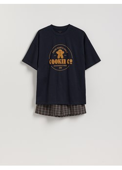 Reserved - Piżama ze świątecznym motywem - granatowy - id: 956ER-59X - marki Reserved - 187312703 Reserved - Piżama ze świątecznym motywem - granatowy ze sklepu Reserved w kategorii Piżamy męskie - zdjęcie 187312703