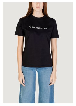 Calvin Klein Jeans T-Shirt A- INST. LOGO CLASSI Czarny Casual Fit - id: 0000305606068 - marki Calvin Klein - 187314090 Calvin Klein Jeans T-Shirt A- INST. LOGO CLASSI Czarny Casual Fit ze sklepu MODIVO w kategorii Bluzki damskie - zdjęcie 187314090