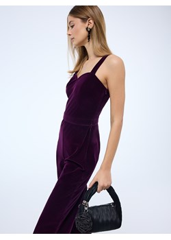 Mohito - Welurowy kombinezon - ciemny fiolet - id: 660HB-49X - marki Mohito - 187314591 Mohito - Welurowy kombinezon - ciemny fiolet ze sklepu Mohito w kategorii Kombinezony damskie - zdjęcie 187314591