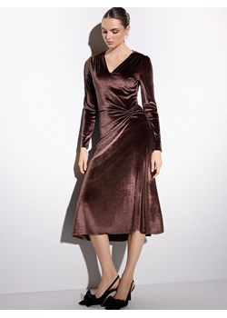 Mohito - Welurowa sukienka midi - ciemnobrązowy - id: 972GE-89X - marki Mohito - 187314644 Mohito - Welurowa sukienka midi - ciemnobrązowy ze sklepu Mohito w kategorii Sukienki - zdjęcie 187314644