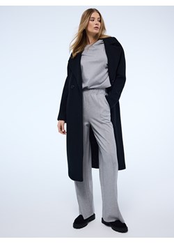 Mohito - Szare spodnie dresowe - szary - id: 975HI-90X - marki Mohito - 187314650 Mohito - Szare spodnie dresowe - szary ze sklepu Mohito w kategorii Spodnie damskie - zdjęcie 187314650