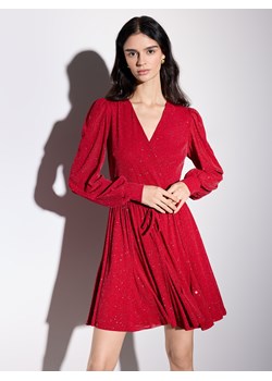 Mohito - Czerwona sukienka mini z metalizowaną nitką - czerwony - id: 982GE-33X - marki Mohito - 187314660 Mohito - Czerwona sukienka mini z metalizowaną nitką - czerwony ze sklepu Mohito w kategorii Sukienki - zdjęcie 187314660