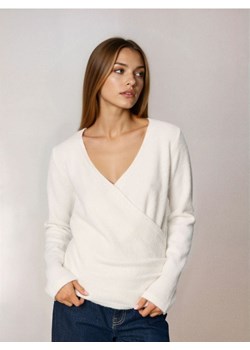 Sinsay - Sweter z kopertowym dekoltem z domieszką wełny - kremowy - id: 270FJ-01X - marki Sinsay - 187316012 Sinsay - Sweter z kopertowym dekoltem z domieszką wełny - kremowy ze sklepu Sinsay w kategorii Swetry damskie - zdjęcie 187316012