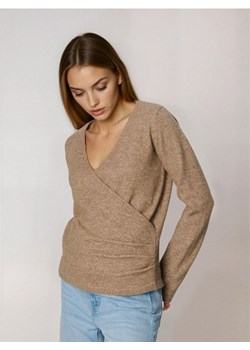 Sinsay - Sweter z kopertowym dekoltem z domieszką wełny - brązowy - id: 270FJ-84X - marki Sinsay - 187316013 Sinsay - Sweter z kopertowym dekoltem z domieszką wełny - brązowy ze sklepu Sinsay w kategorii Swetry damskie - zdjęcie 187316013