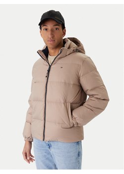 Tommy Jeans Kurtka puchowa Essential DM0DM19786 Beżowy Regular Fit - id: 0000305361134 - marki Tommy Jeans - 187319812 Tommy Jeans Kurtka puchowa Essential DM0DM19786 Beżowy Regular Fit ze sklepu MODIVO w kategorii Kurtki męskie - zdjęcie 187319812