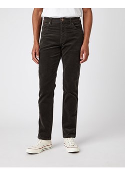 MĘSKIE SPODNIE MATERIAŁOWE WRANGLER TEXAS SLIM MOSS GREEN W12SEC221 112141148 ze sklepu YouNeedit.pl w kategorii Spodnie męskie - zdjęcie 187321262