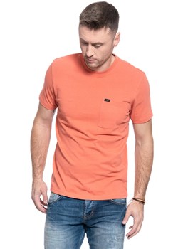 MĘSKI T-SHIRT LEE SS POCKET TEE PAPRIKA L64PSWNI 112115854 ze sklepu YouNeedit.pl w kategorii T-shirty męskie - zdjęcie 187321850