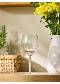 Sinsay - Ryflowany kieliszek ze złotą obwódką - biały ze sklepu Sinsay w kategorii Kieliszki - zdjęcie 187327650