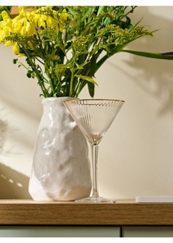 Sinsay - Ryflowany kieliszek koktajlowy ze złoconym brzegiem - biały - id: 780EO-00X - marki Sinsay - 187327684 Sinsay - Ryflowany kieliszek koktajlowy ze złoconym brzegiem - biały ze sklepu Sinsay w kategorii Kieliszki - zdjęcie 187327684