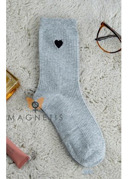 Szare skarpetki w prążek z serduszkiem YN-5038, Kolor szary, Rozmiar uniwersalny, Magnetis ze sklepu Primodo w kategorii Skarpetki damskie - zdjęcie 187330743