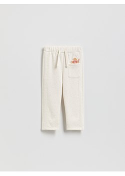 Reserved - Spodnie ze świąteczną aplikacją - złamana biel ze sklepu Reserved w kategorii Spodnie dziewczęce - zdjęcie 187336963