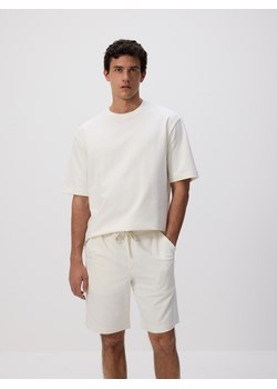 Reserved - Dresowe szorty regular fit - złamana biel ze sklepu Reserved w kategorii Spodenki męskie - zdjęcie 187337122