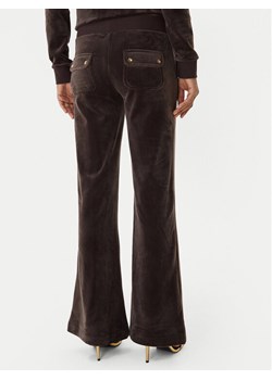 Juicy Couture Spodnie dresowe Layla JCSEBJ001G Brązowy Regular Fit ze sklepu MODIVO w kategorii Spodnie damskie - zdjęcie 187337650