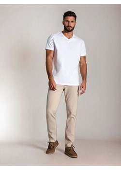 Sinsay - Koszulka z dekoltem w serek w stylu basic - biały ze sklepu Sinsay w kategorii T-shirty męskie - zdjęcie 187339022