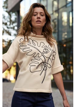 Sweter z aplikacją i krótkimi rękawami beżowy ze sklepu Moodo.pl w kategorii Swetry damskie - zdjęcie 187342900