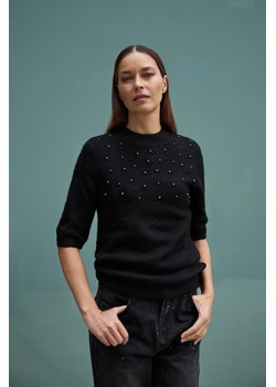 Sweter ozdobiony koralikami czarny ze sklepu Moodo.pl w kategorii Swetry damskie - zdjęcie 187342901