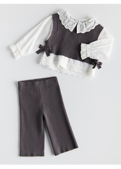 Reserved - Dzianinowa kamizelka z koszulą - ciemnoszary ze sklepu Reserved w kategorii Komplety dziewczęce - zdjęcie 187347641